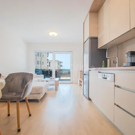 Spacious Rosa Apartment Makarska