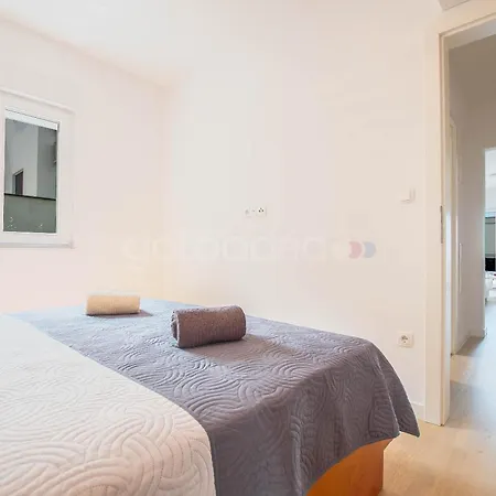 Apartment Spacious Rosa Makarska
