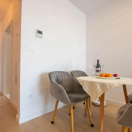 Apartment Spacious Rosa Makarska